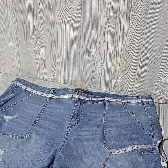 Torrid Mid Distressed Jean Shorts Womens Plus Size 26 NWT - Picture 4 of 10
